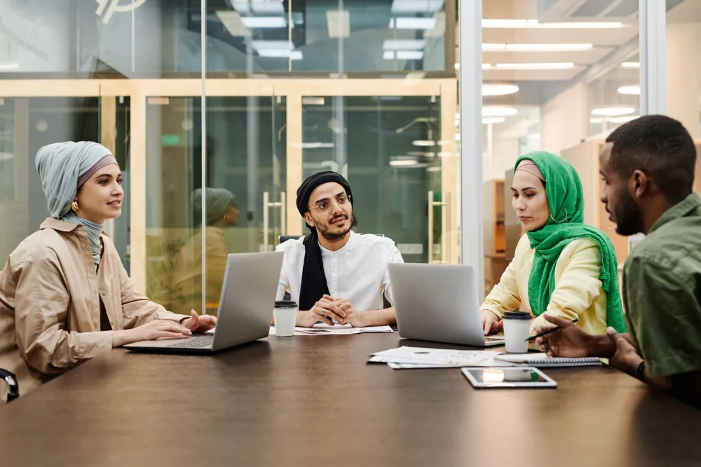 Mediatrice culturale durante un incontro di lavoro con persone di culture diverse