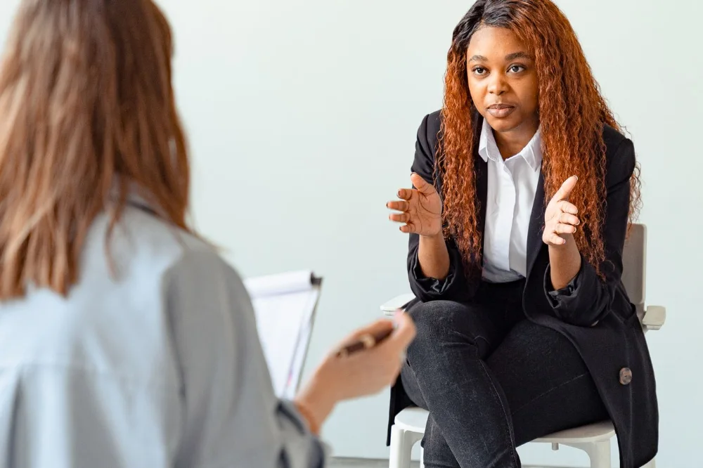 Operatrice dell’accoglienza sociale durante un colloquio con una utente