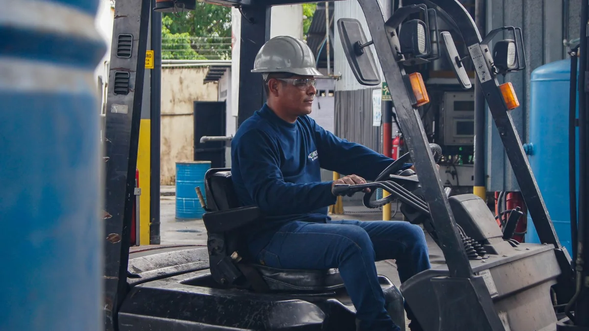 Operatore alla guida di un carrello elevatore