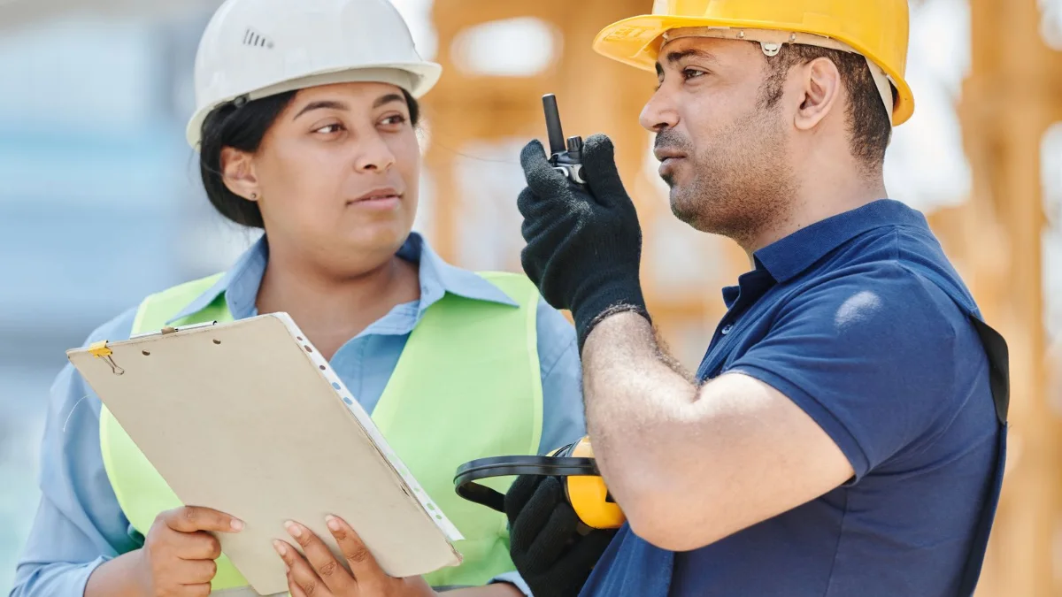 Preposto e lavoratore si confrontano in cantiere