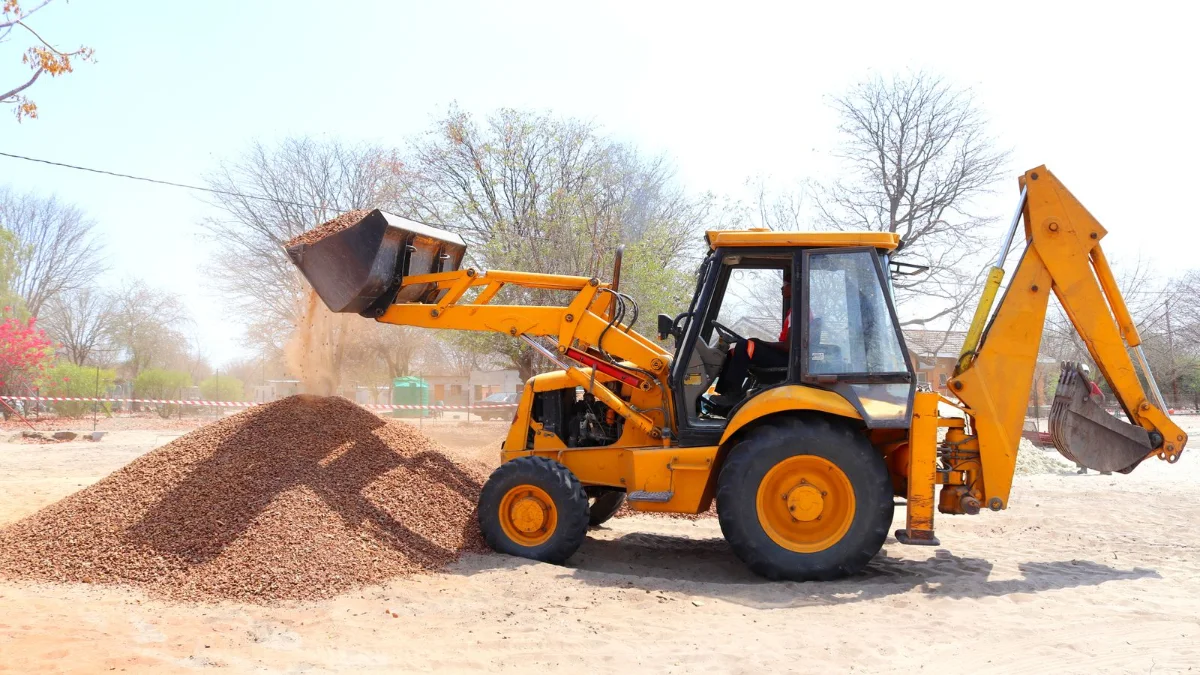 Escavatore al lavoro in un cantiere edile