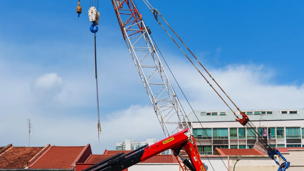 Gru e autocarro in un cantiere di costruzione