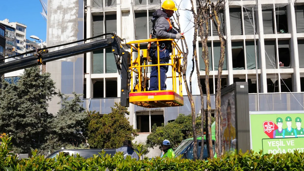 Operatore al lavoro su una piattaforma elevabile