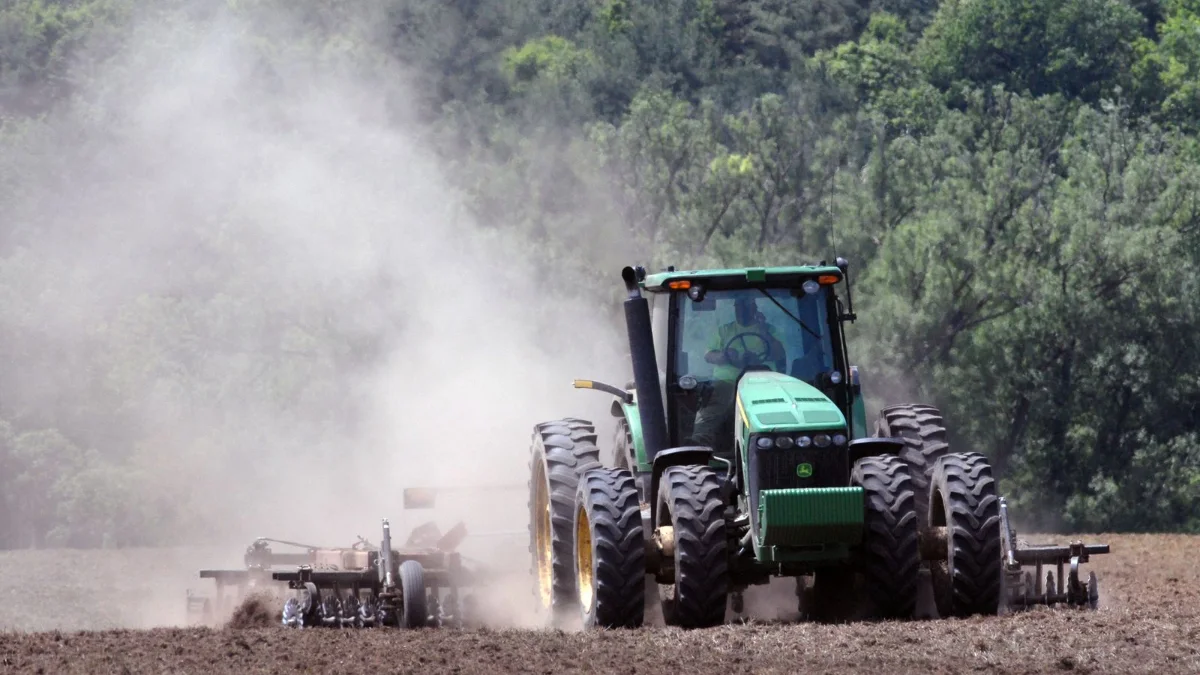 Trattore agricolo durante la lavorazione del terreno