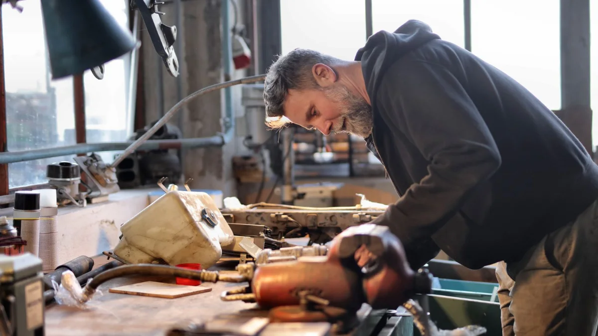 Titolare di impresa artigiana nella propria officina