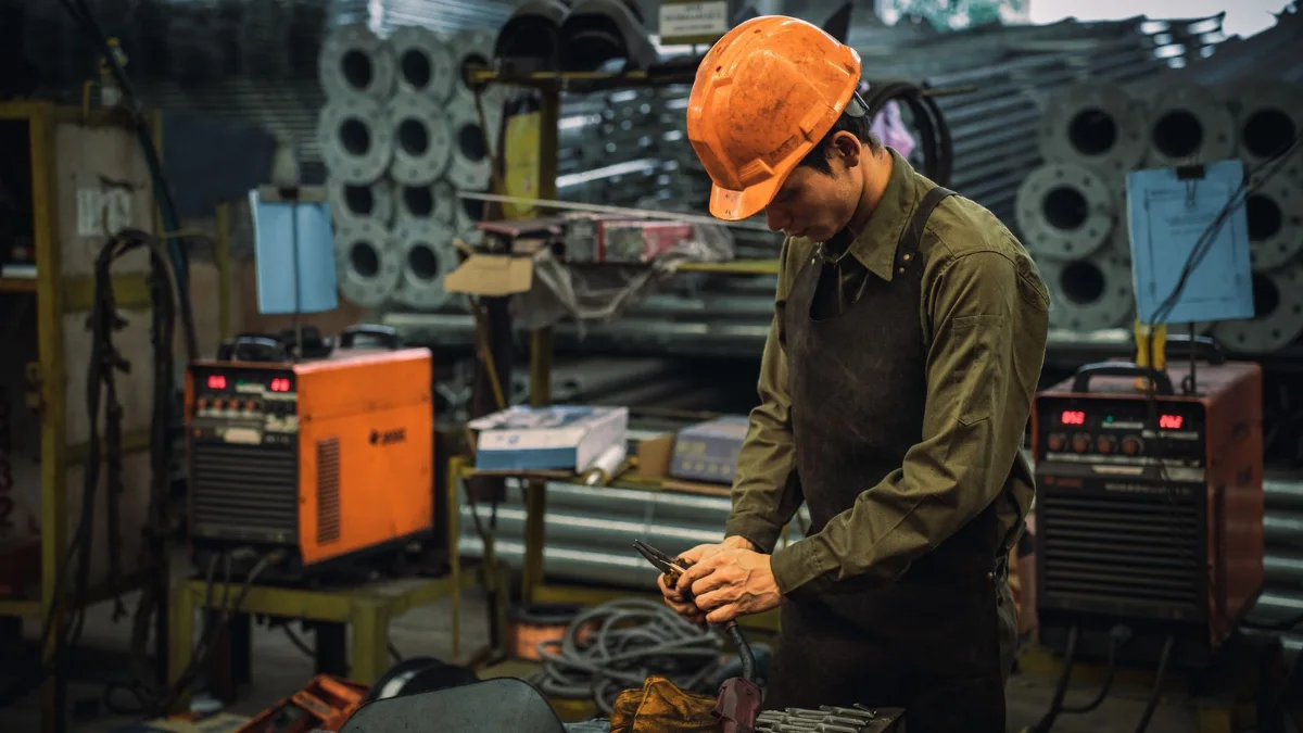 Operatore al lavoro su un impianto industriale