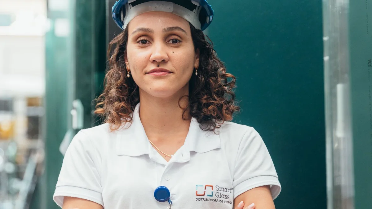 Lavoratrice in un ambiente di lavoro a rischio basso