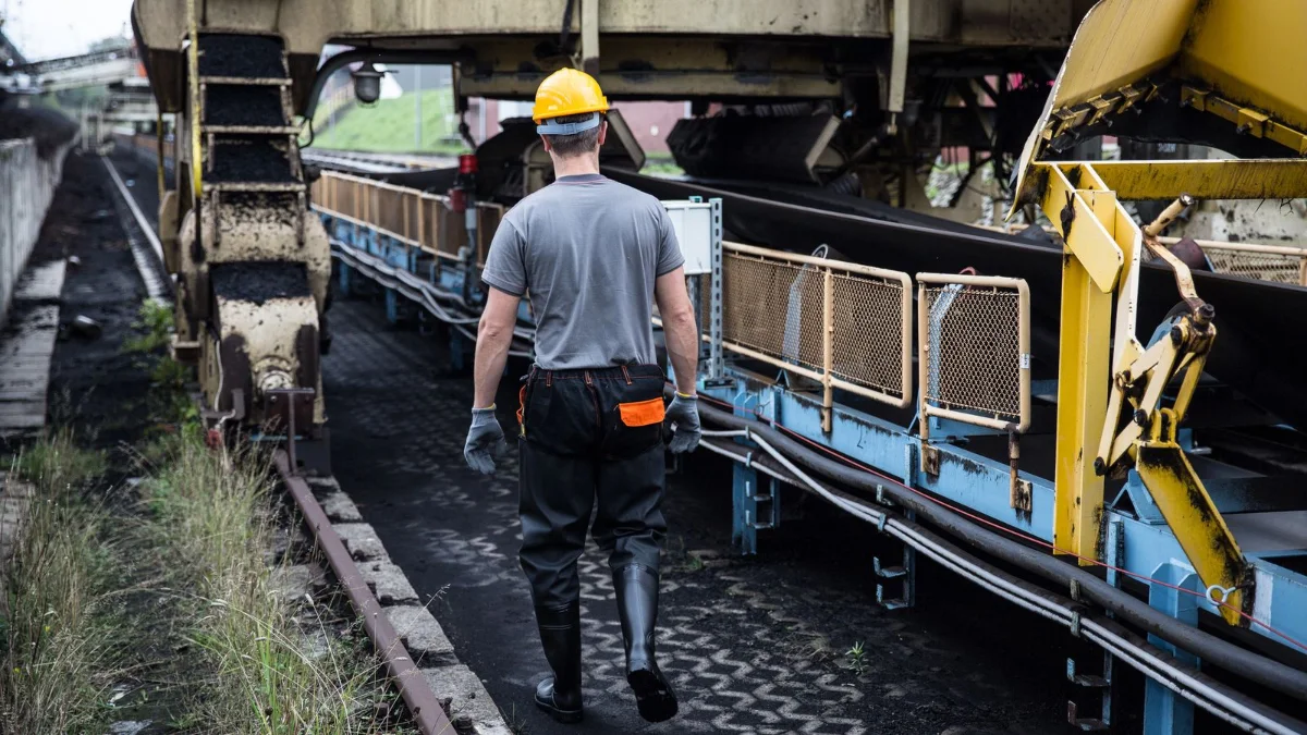 Operaio al lavoro su una linea di produzione