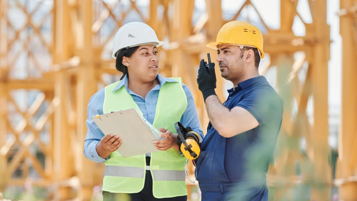 Preposto con radio coordina il lavoro in cantiere