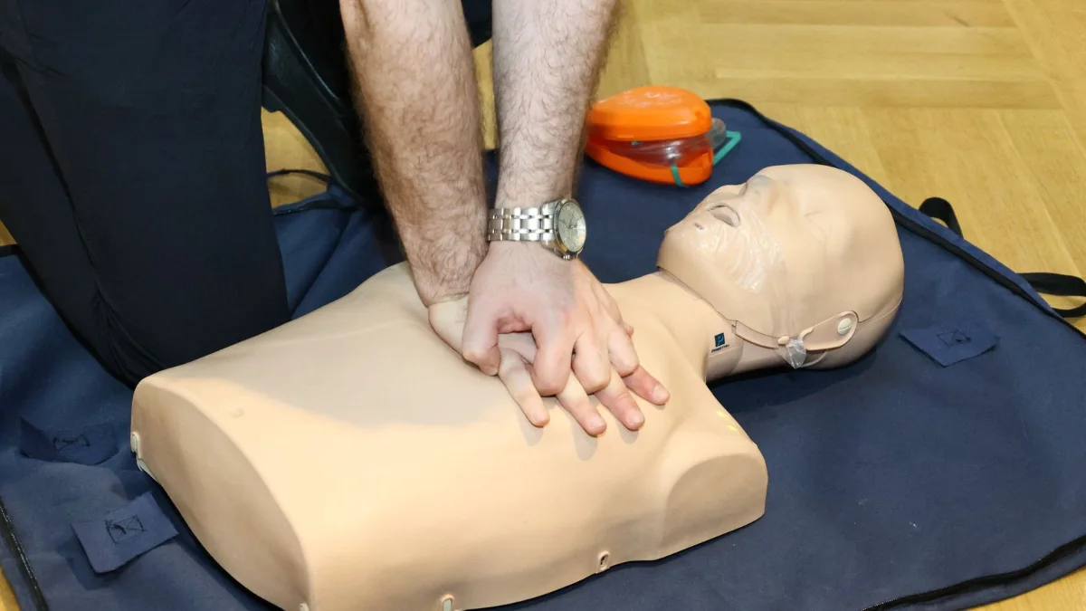 Esercitazione di rianimazione cardiopolmonare su manichino