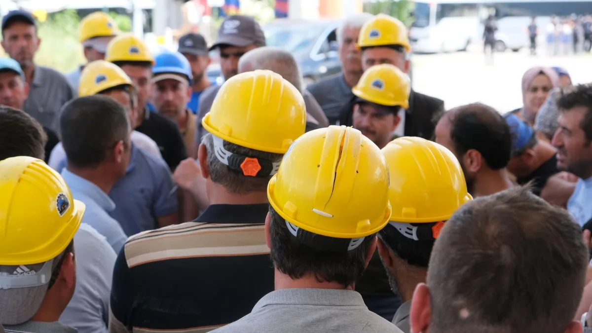 Assemblea di lavoratori con caschi di protezione